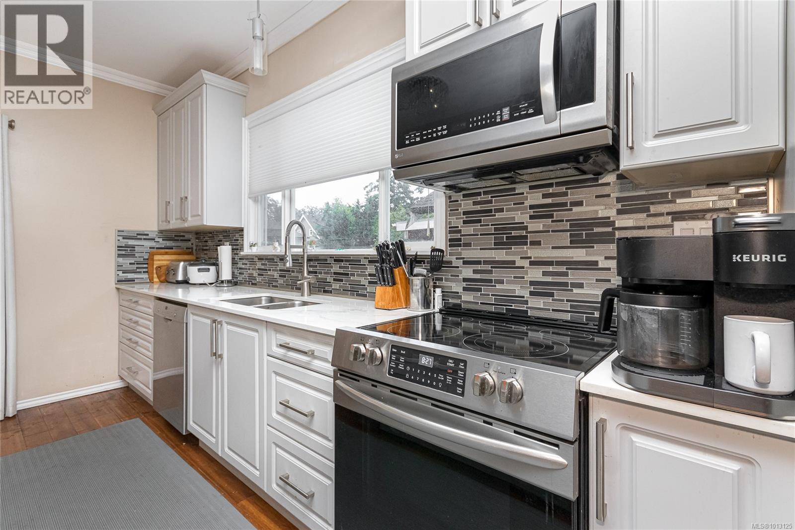 Property at 3015 Quadra St image 5