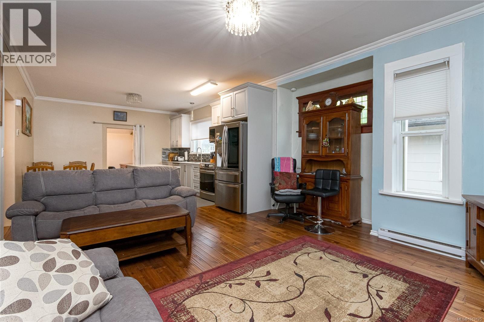 Property at 3015 Quadra St image 3