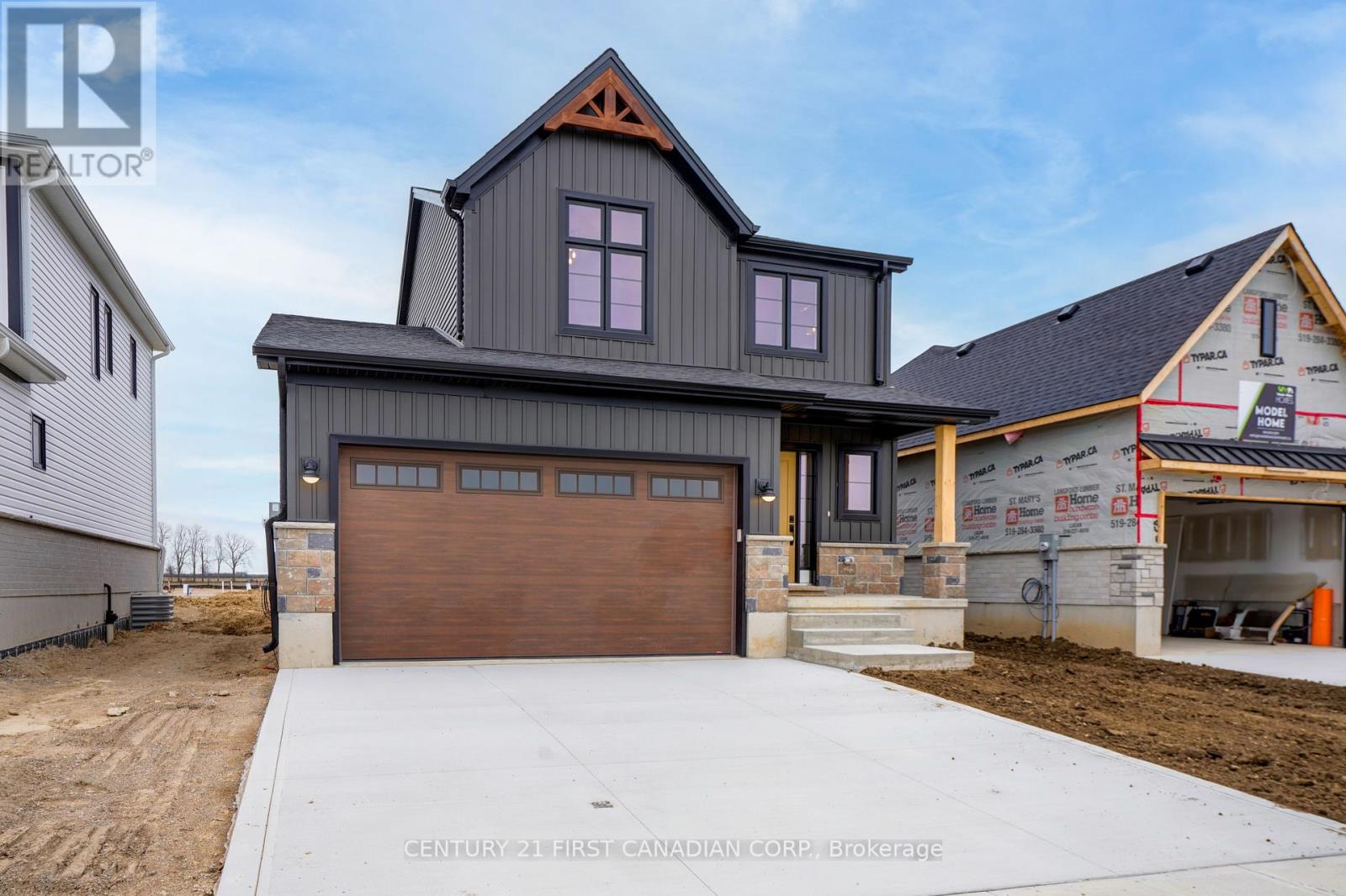 668 Ketter Way, Plympton-Wyoming, Ontario  N0N 1T0 - Photo 3 - X12397958