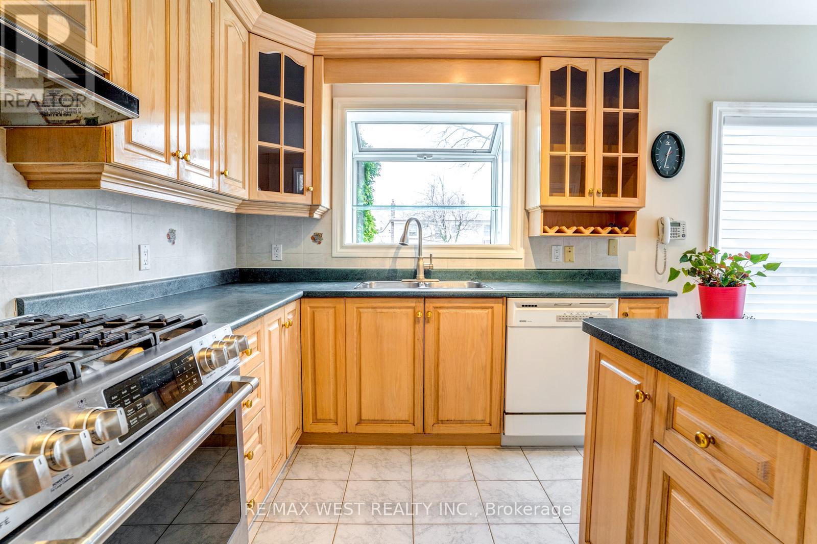229 Baker Avenue, Richmond Hill, Ontario  L4C 1X8 - Photo 18 - N12304689