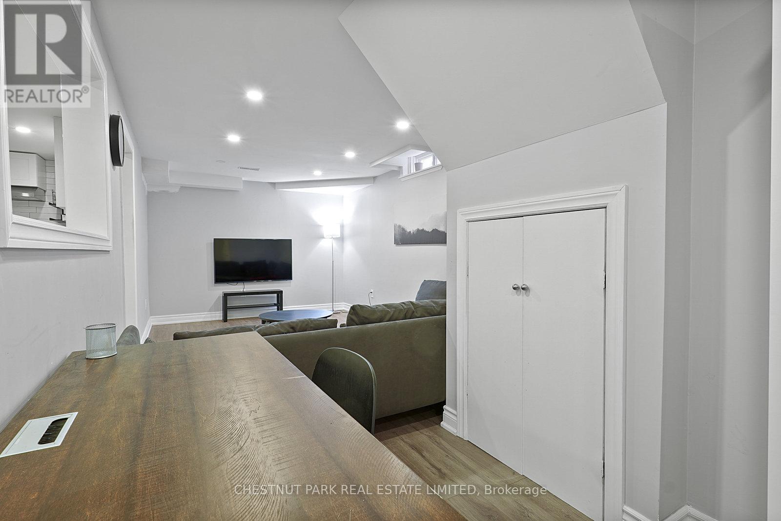 4 Glouster Court, Richmond Hill, Ontario  L4C 8L4 - Photo 10 - N12397713