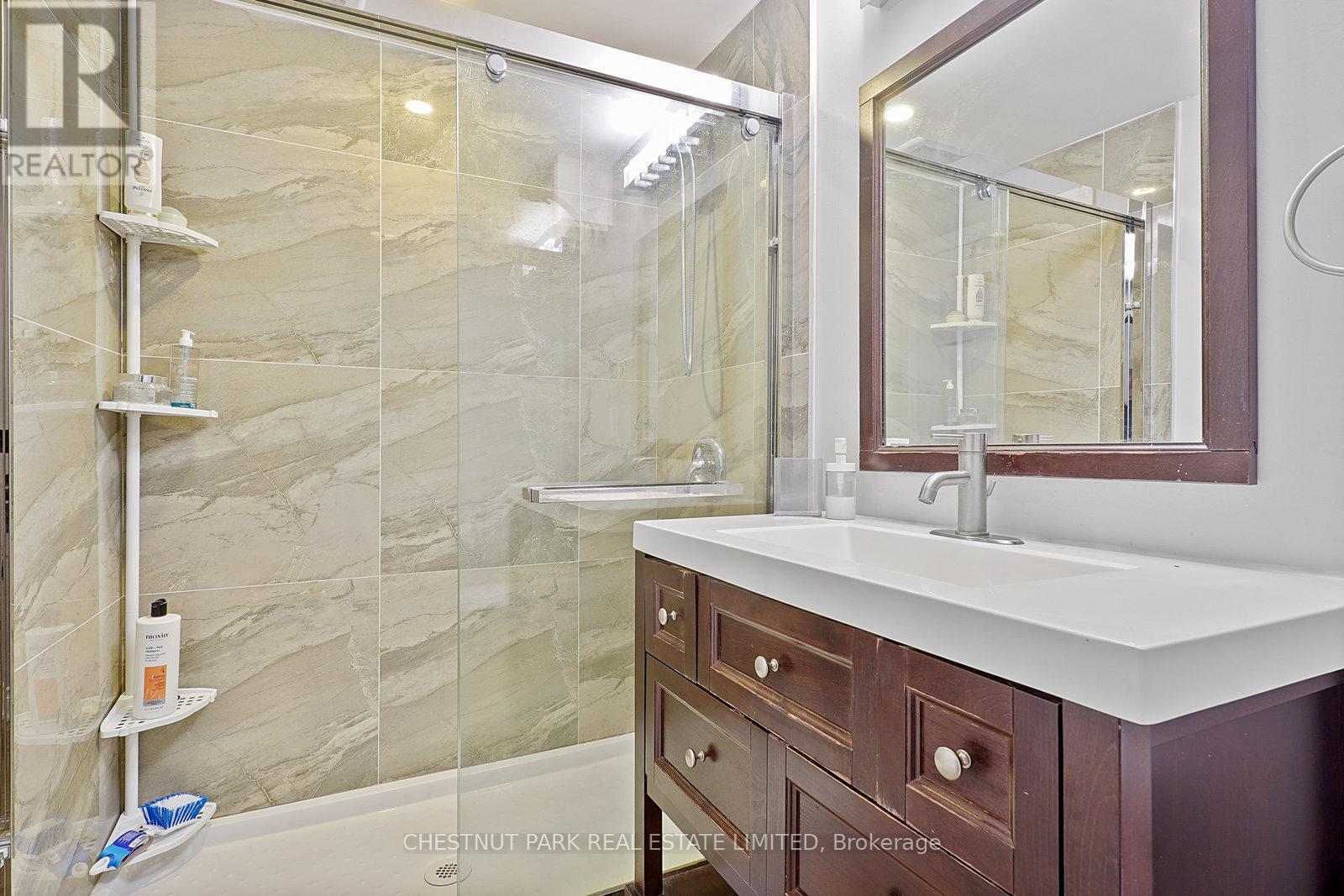 4 Glouster Court, Richmond Hill, Ontario  L4C 8L4 - Photo 13 - N12397713