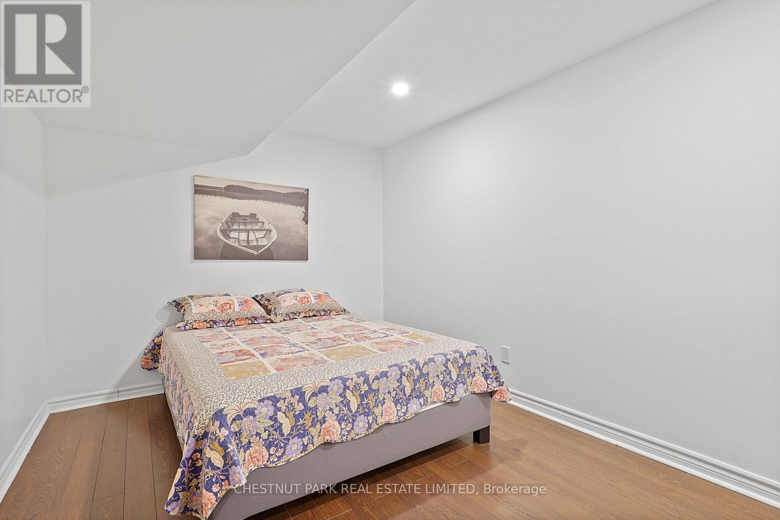 4 Glouster Court, Richmond Hill, Ontario  L4C 8L4 - Photo 15 - N12397713