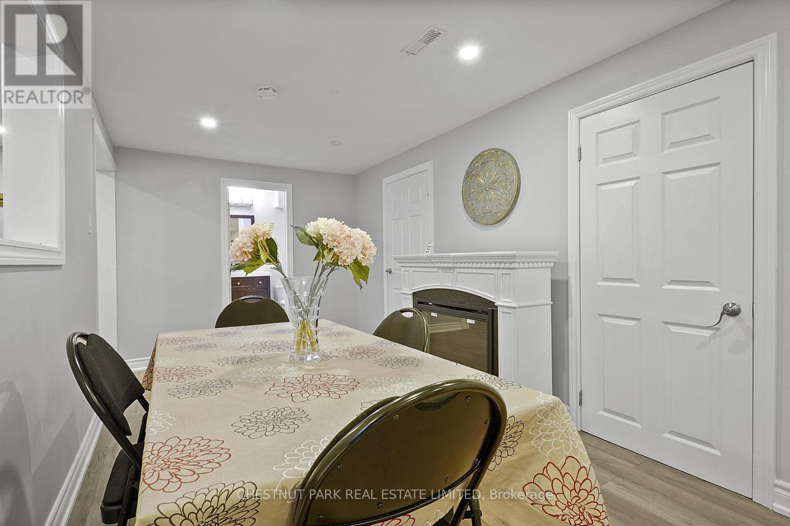 4 Glouster Court, Richmond Hill, Ontario  L4C 8L4 - Photo 19 - N12397713