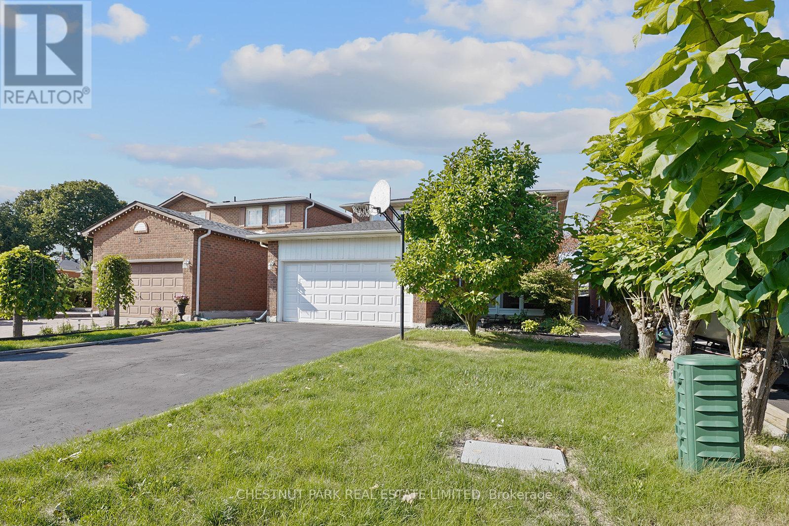 4 Glouster Court, Richmond Hill, Ontario  L4C 8L4 - Photo 2 - N12397713