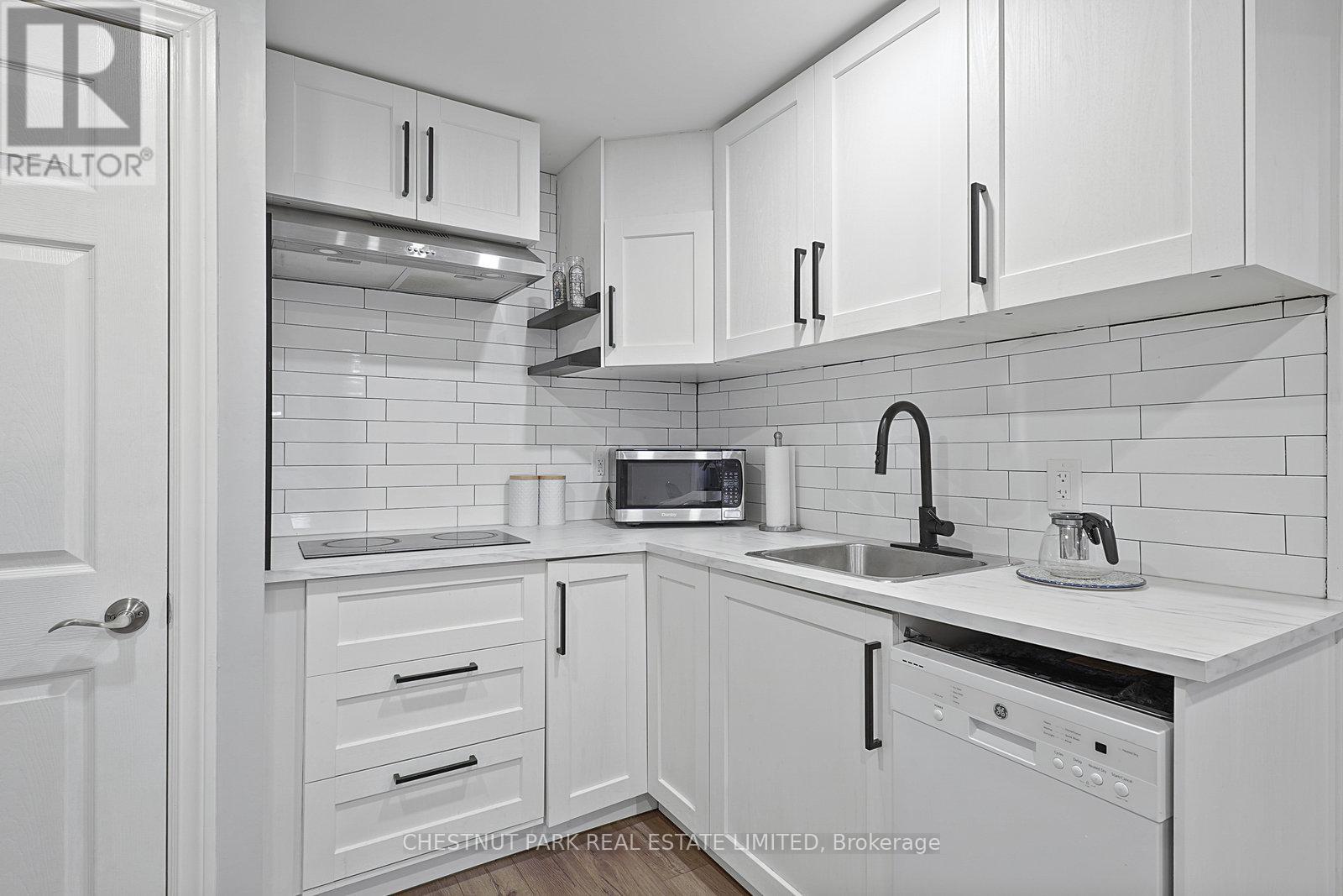 4 Glouster Court, Richmond Hill, Ontario  L4C 8L4 - Photo 21 - N12397713