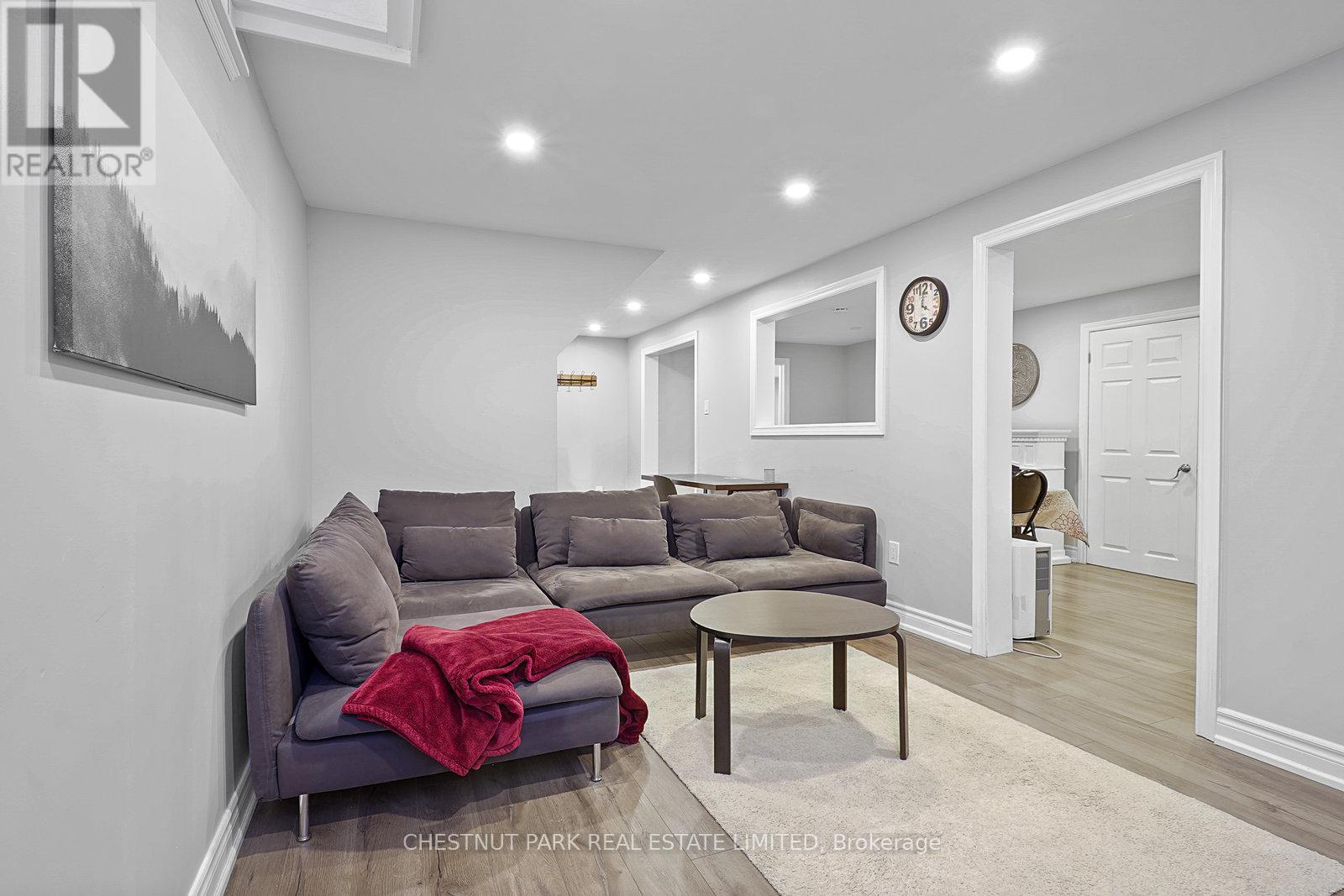 4 Glouster Court, Richmond Hill, Ontario  L4C 8L4 - Photo 24 - N12397713