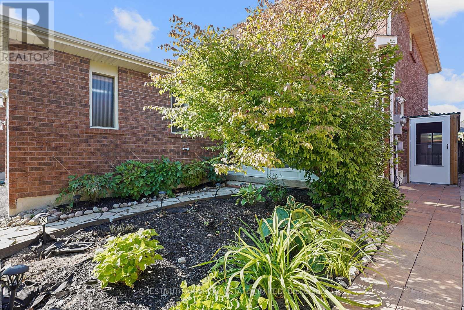 4 Glouster Court, Richmond Hill, Ontario  L4C 8L4 - Photo 3 - N12397713