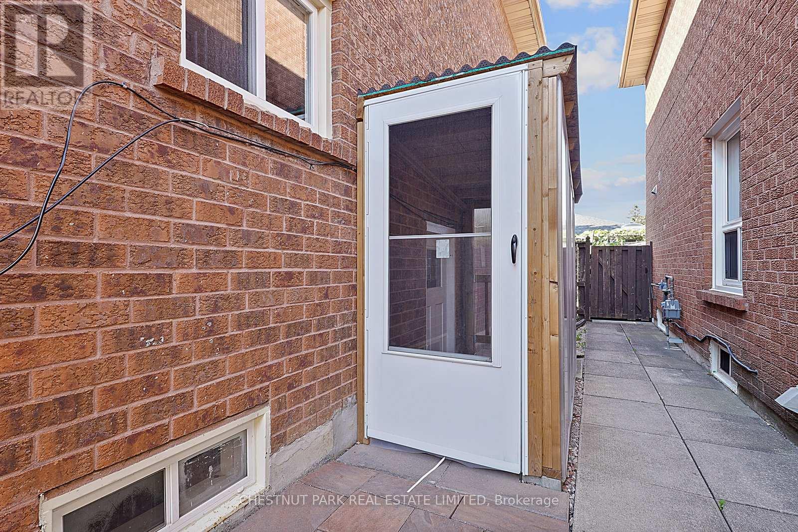 4 Glouster Court, Richmond Hill, Ontario  L4C 8L4 - Photo 4 - N12397713