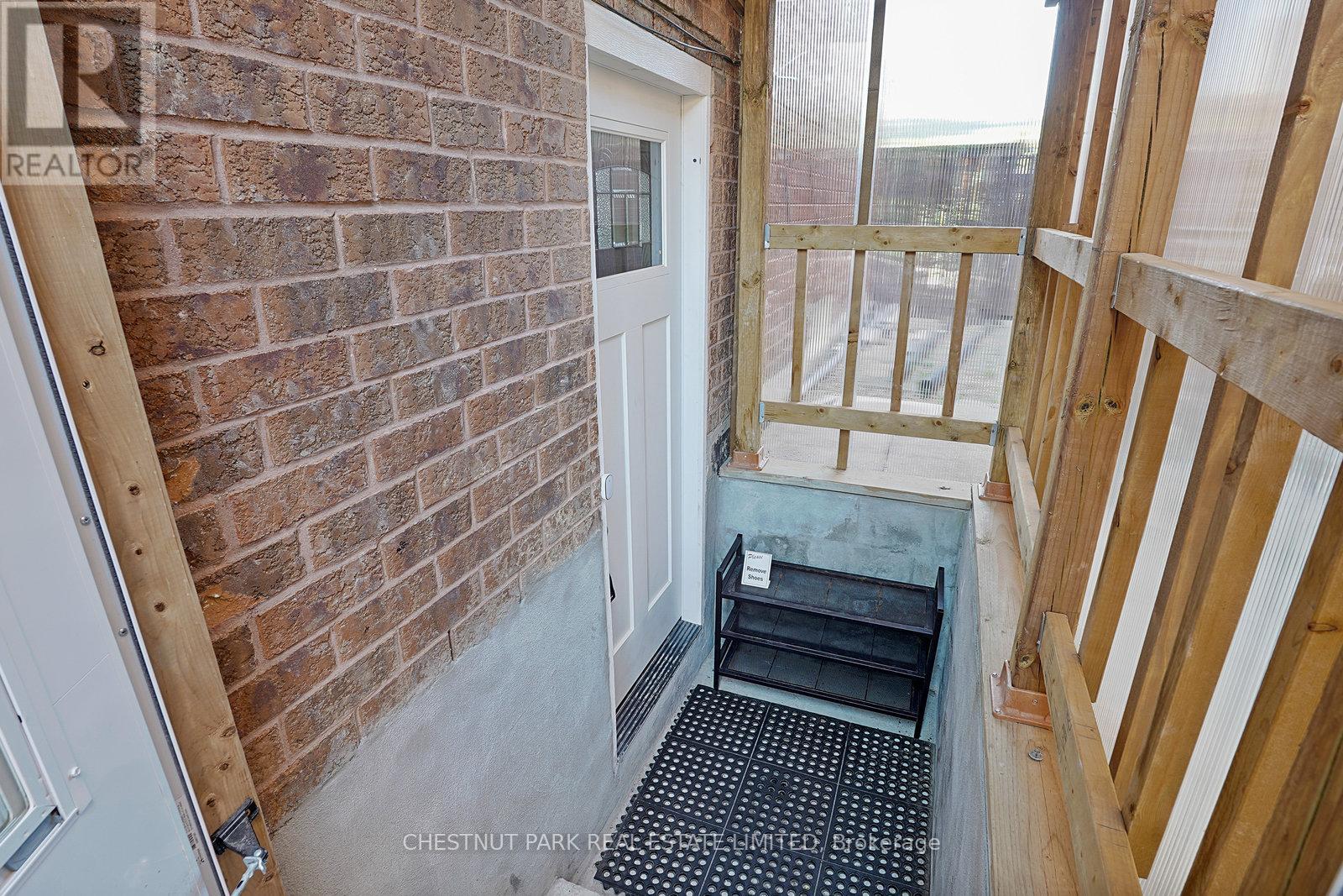 4 Glouster Court, Richmond Hill, Ontario  L4C 8L4 - Photo 5 - N12397713