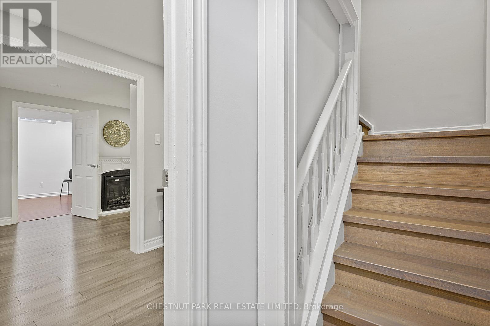 4 Glouster Court, Richmond Hill, Ontario  L4C 8L4 - Photo 6 - N12397713