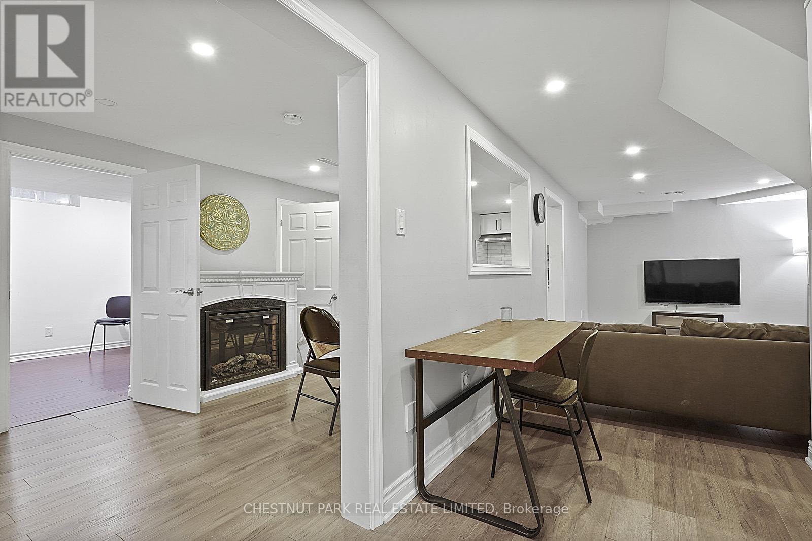 4 Glouster Court, Richmond Hill, Ontario  L4C 8L4 - Photo 7 - N12397713