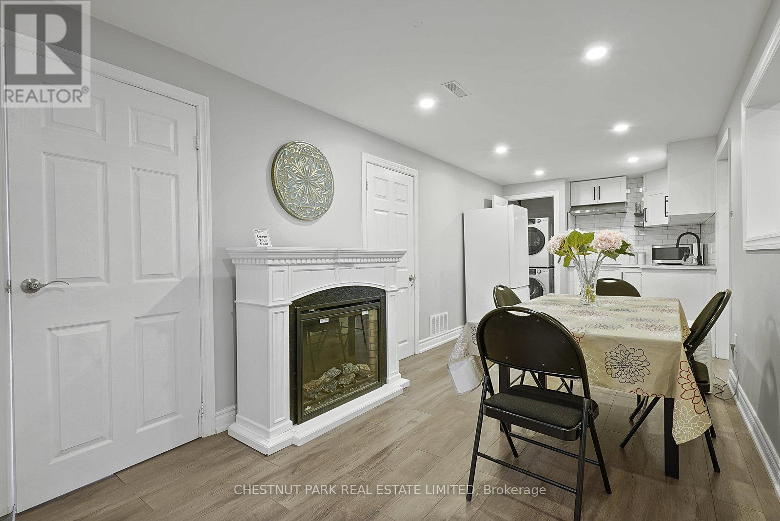 4 Glouster Court, Richmond Hill, Ontario  L4C 8L4 - Photo 9 - N12397713