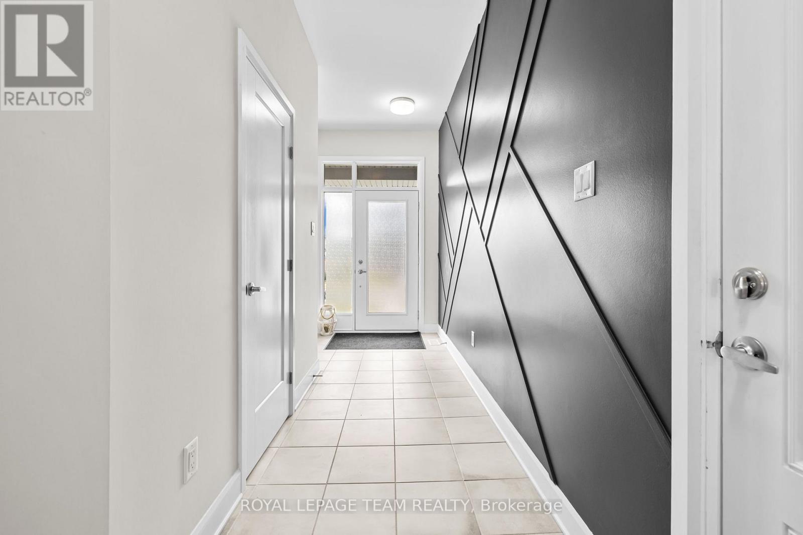 908 Clarkia Street, Ottawa, Ontario  K1T 0X9 - Photo 2 - X12397942