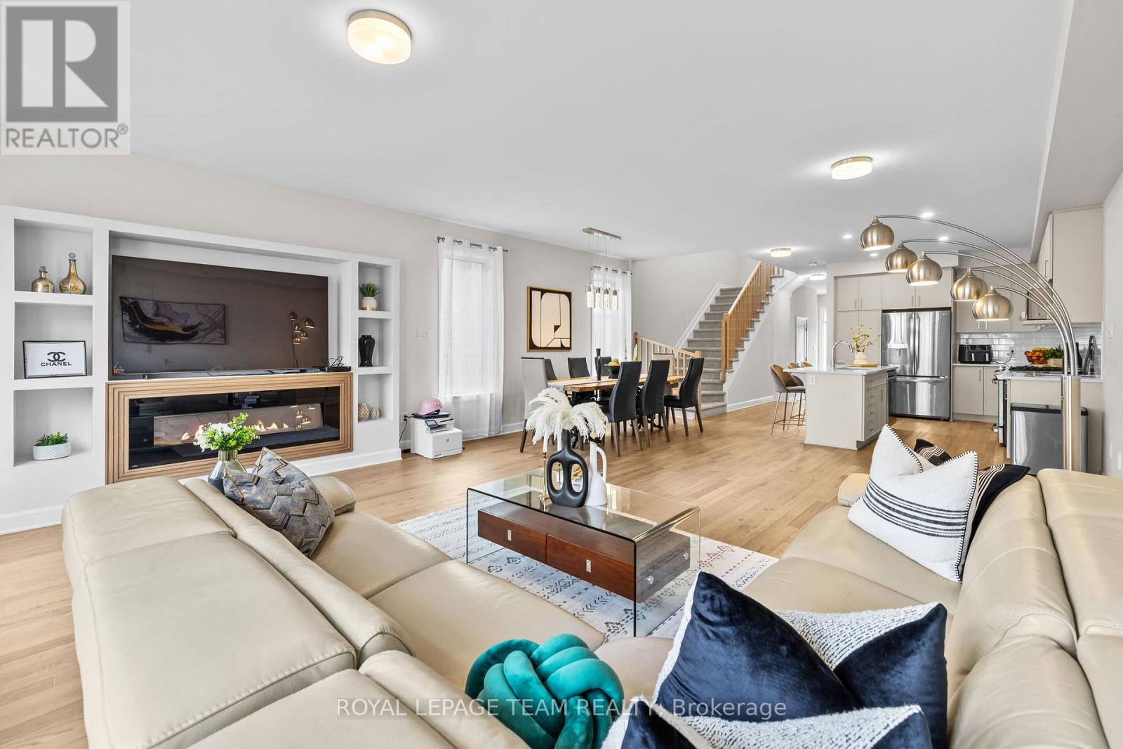 908 Clarkia Street, Ottawa, Ontario  K1T 0X9 - Photo 3 - X12397942