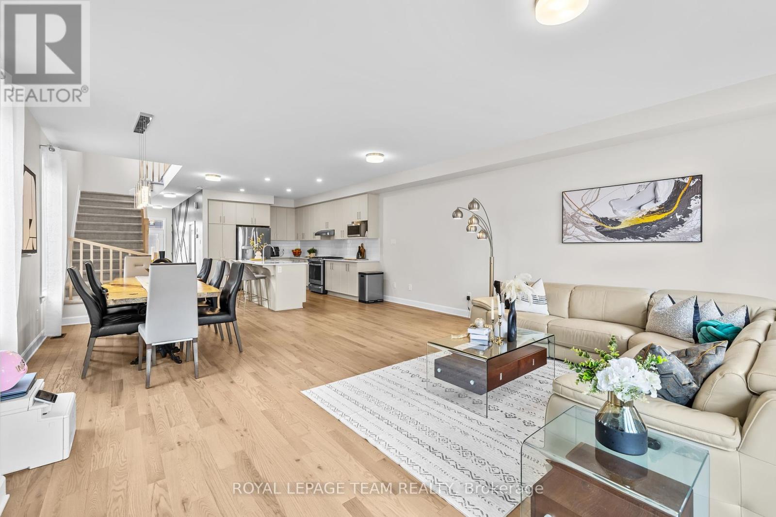 908 Clarkia Street, Ottawa, Ontario  K1T 0X9 - Photo 4 - X12397942