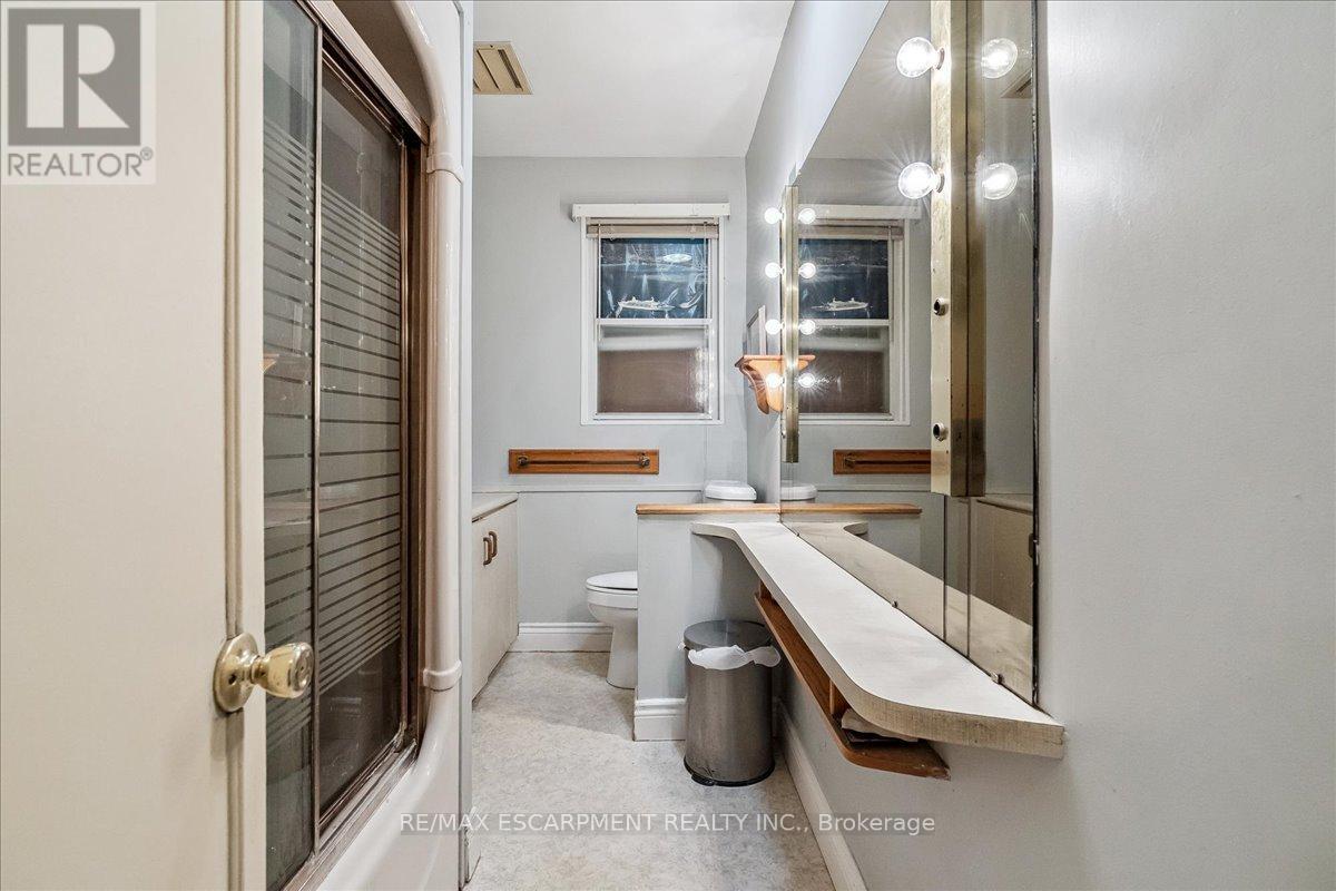 562 Wellington Crescent, Oakville, Ontario  L6L 4X5 - Photo 5 - W12390618