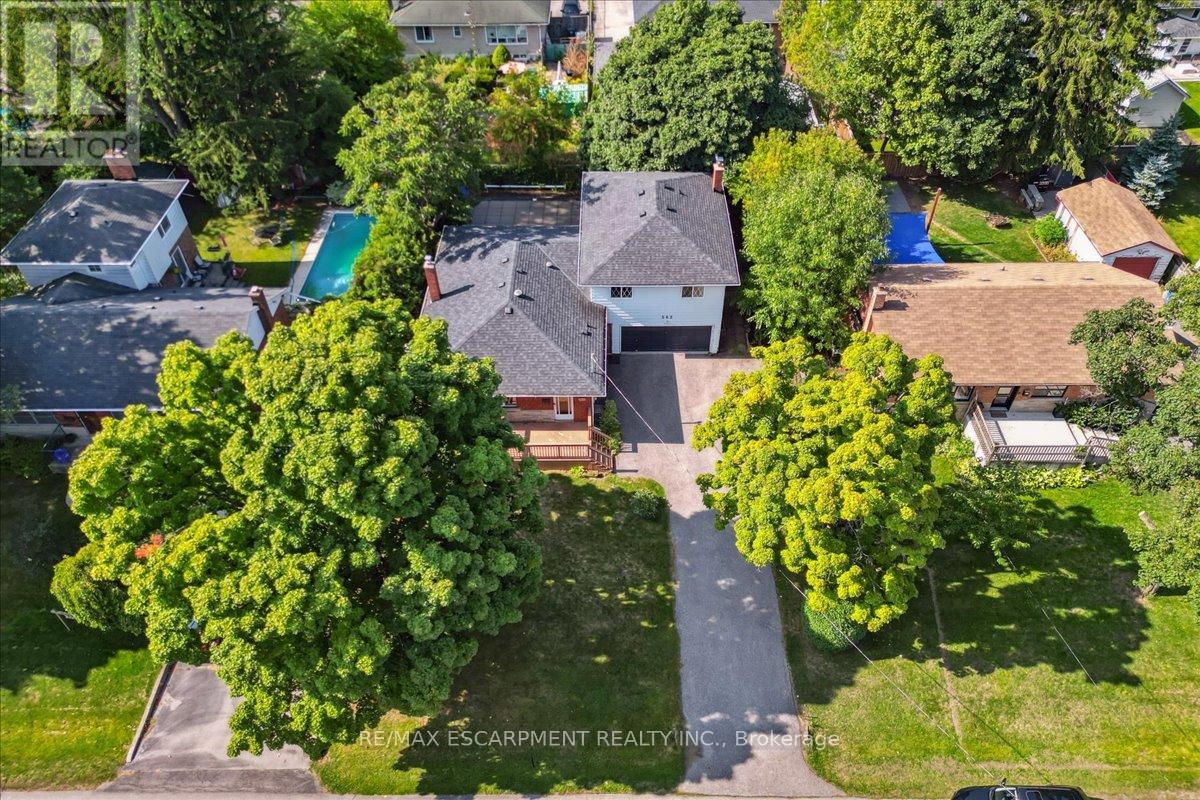 562 WELLINGTON CRESCENT, Oakville, Ontario