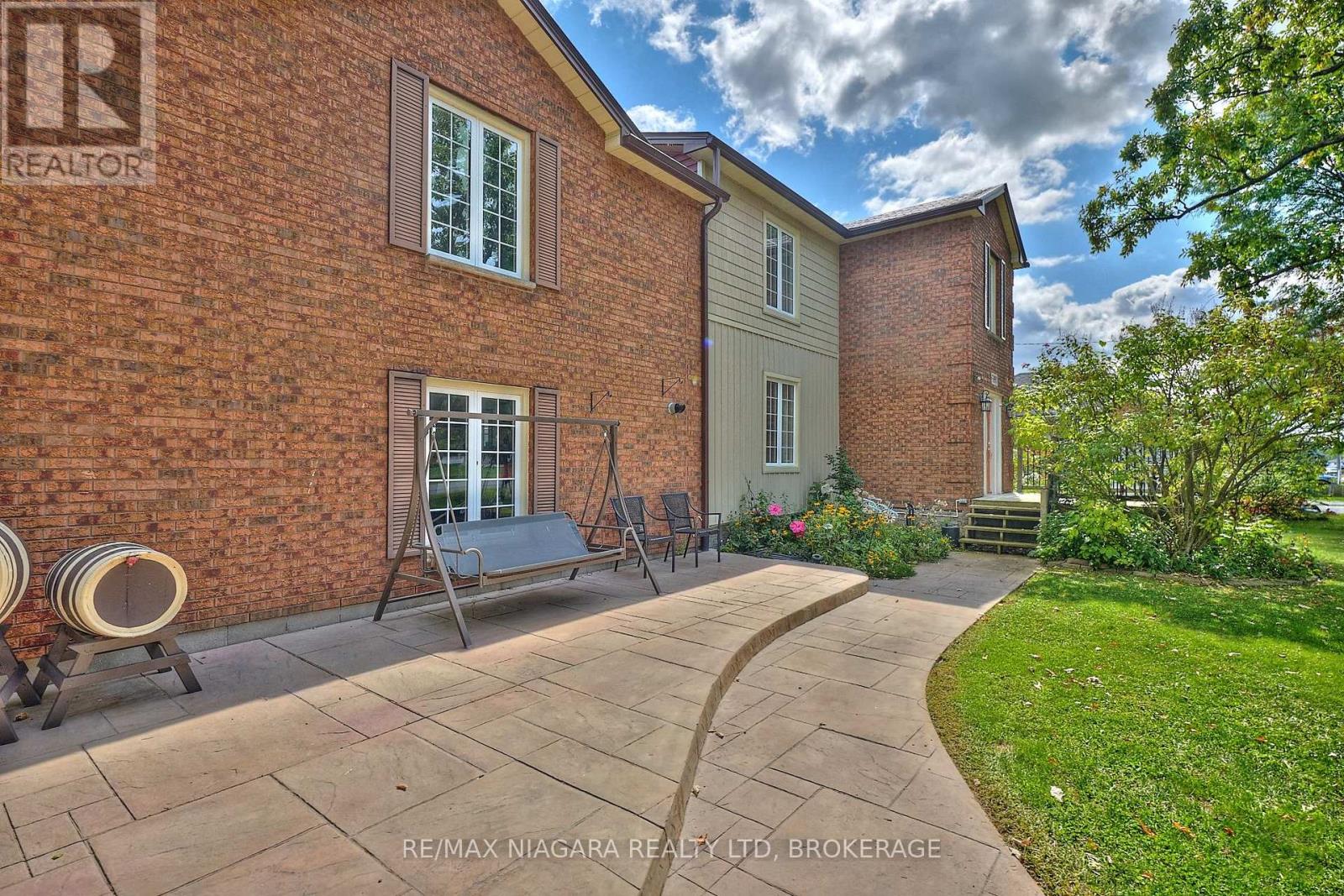 7060 Garner Road, Niagara Falls (Forestview), Ontario  L2E 6S4 - Photo 4 - X12397930