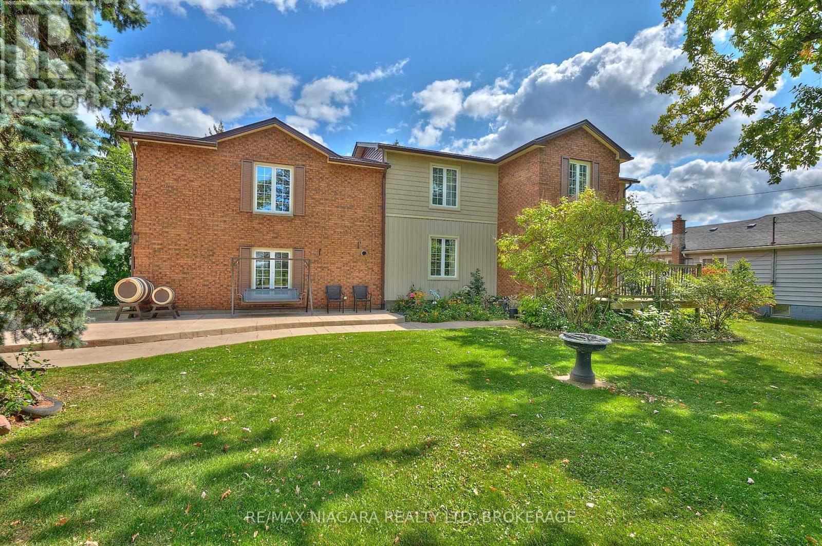 7060 Garner Road, Niagara Falls (Forestview), Ontario  L2E 6S4 - Photo 5 - X12397930