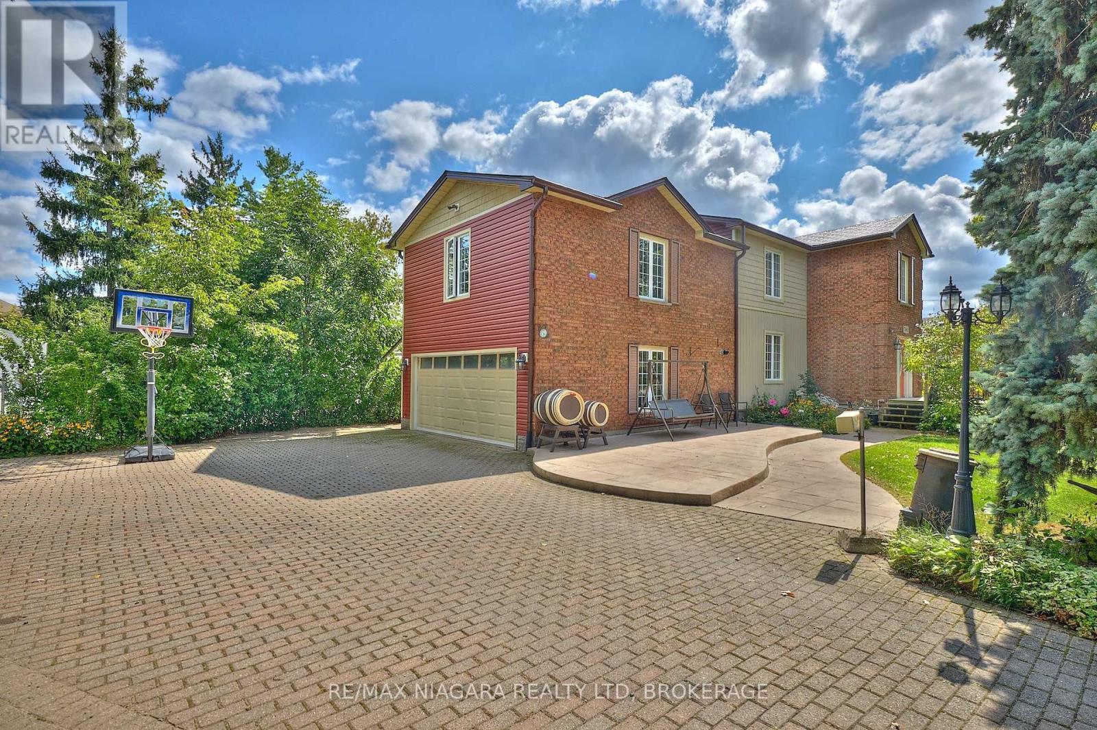 7060 Garner Road, Niagara Falls (Forestview), Ontario  L2E 6S4 - Photo 6 - X12397930