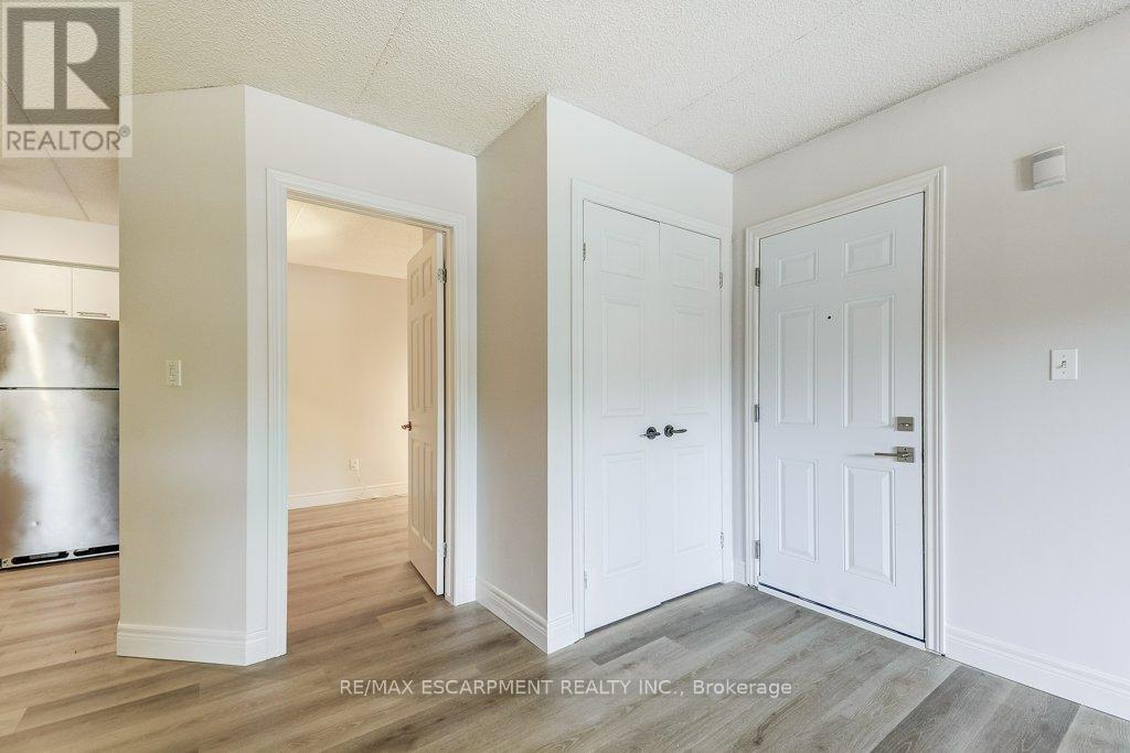107 - 2020 Cleaver Avenue, Burlington, Ontario  L7M 4C2 - Photo 3 - W12397694