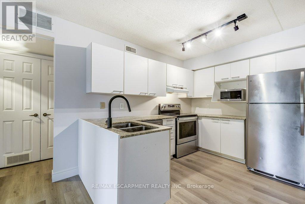 107 - 2020 Cleaver Avenue, Burlington, Ontario  L7M 4C2 - Photo 7 - W12397694