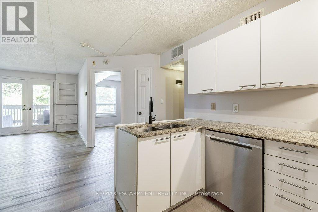 107 - 2020 Cleaver Avenue, Burlington, Ontario  L7M 4C2 - Photo 8 - W12397694