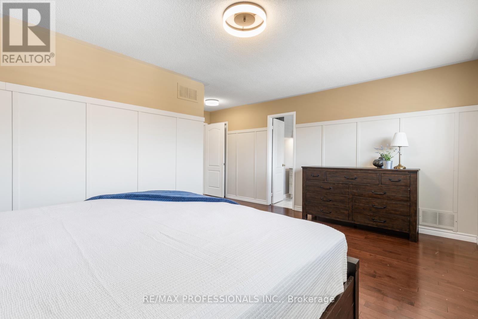 1241 Brillinger Street, Oakville (Wt West Oak Trails), Ontario  L6M 3T2 - Photo 24 - W12397723