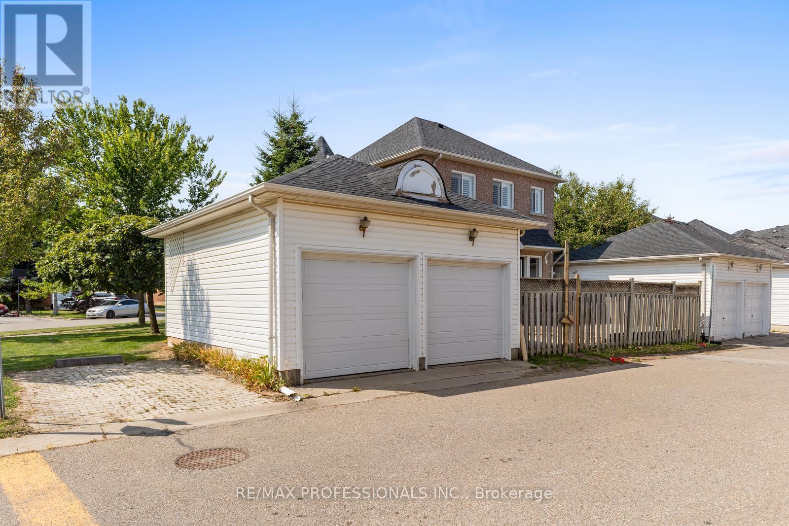 1241 Brillinger Street, Oakville (Wt West Oak Trails), Ontario  L6M 3T2 - Photo 41 - W12397723