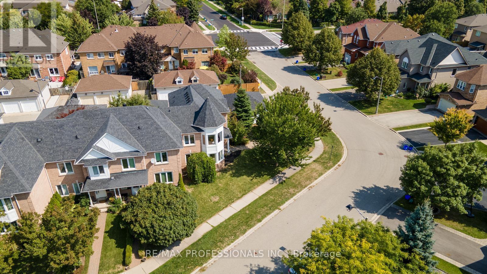 1241 Brillinger Street, Oakville (Wt West Oak Trails), Ontario  L6M 3T2 - Photo 43 - W12397723