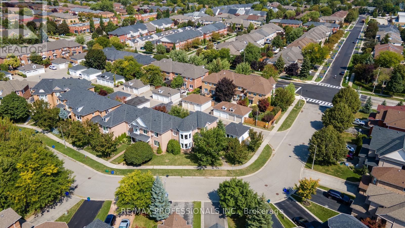 1241 Brillinger Street, Oakville (Wt West Oak Trails), Ontario  L6M 3T2 - Photo 45 - W12397723