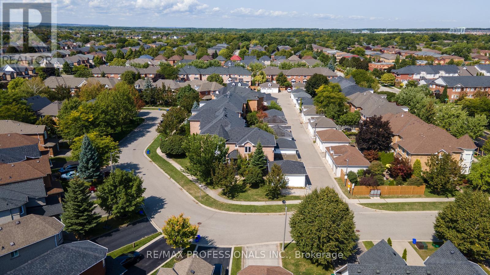 1241 Brillinger Street, Oakville (Wt West Oak Trails), Ontario  L6M 3T2 - Photo 47 - W12397723