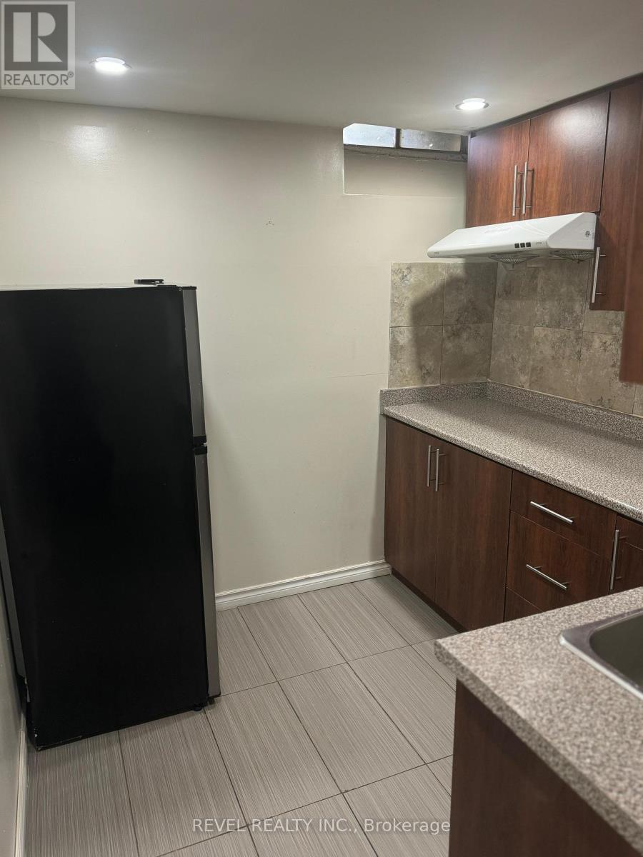 Lower - 24 Grand River Court, Brampton, Ontario  L6S 2J8 - Photo 4 - W12397742