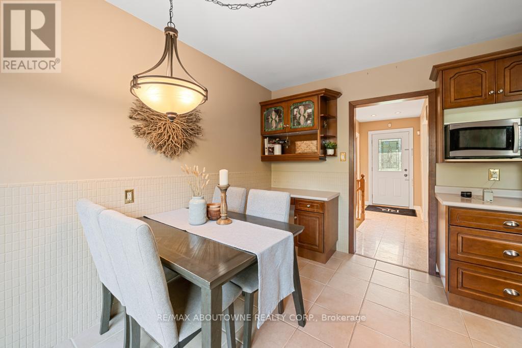 1605 Venetia Drive, Oakville, Ontario  L6L 1K8 - Photo 11 - W12397796