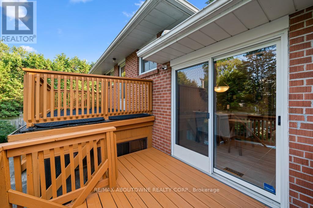 1605 Venetia Drive, Oakville, Ontario  L6L 1K8 - Photo 12 - W12397796