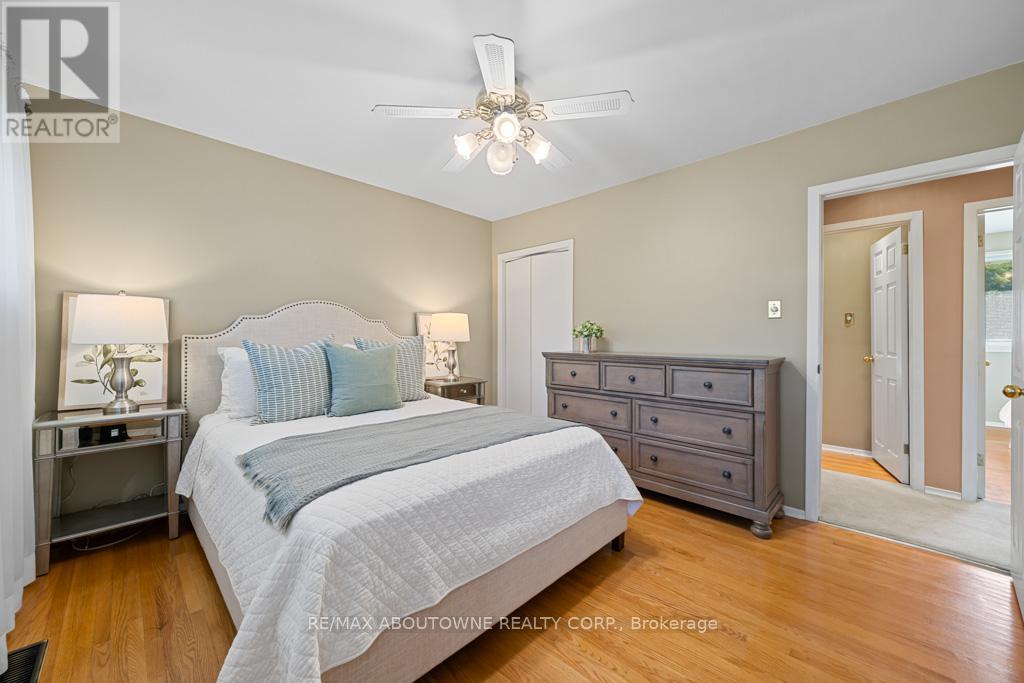 1605 Venetia Drive, Oakville, Ontario  L6L 1K8 - Photo 13 - W12397796