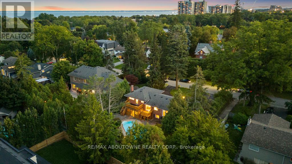 1605 Venetia Drive, Oakville, Ontario  L6L 1K8 - Photo 2 - W12397796