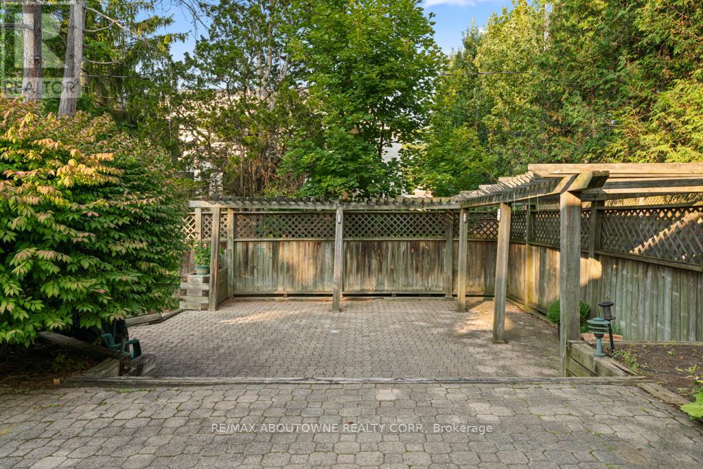 1605 Venetia Drive, Oakville, Ontario  L6L 1K8 - Photo 20 - W12397796
