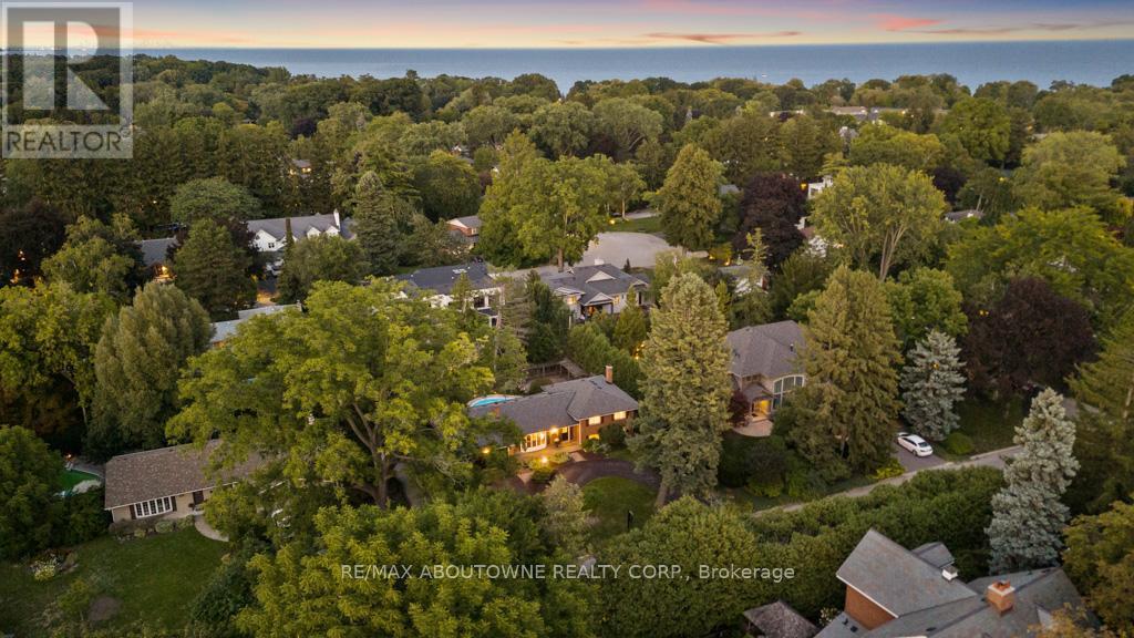 1605 Venetia Drive, Oakville, Ontario  L6L 1K8 - Photo 3 - W12397796