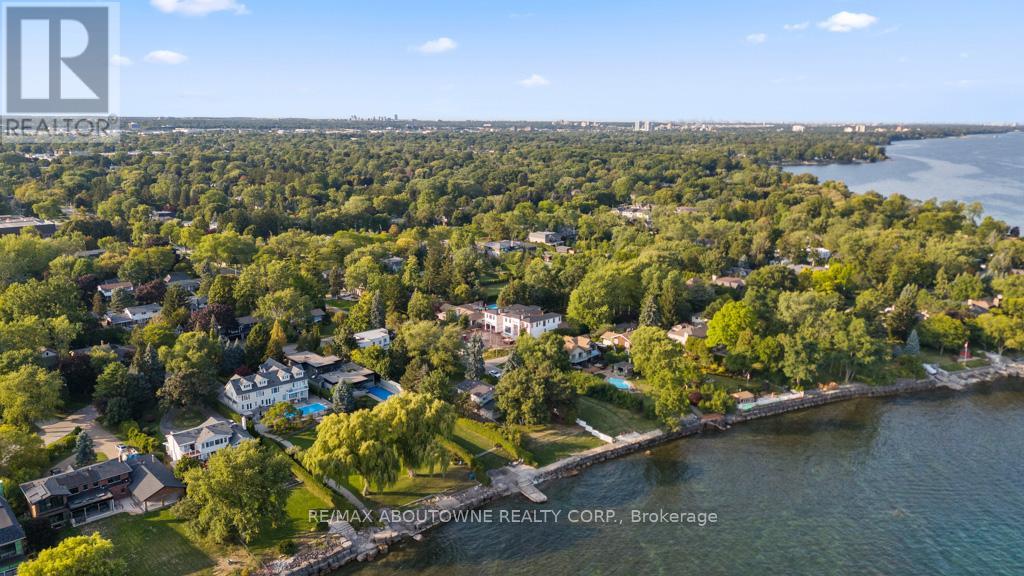 1605 Venetia Drive, Oakville, Ontario  L6L 1K8 - Photo 4 - W12397796