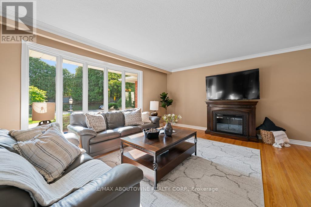 1605 Venetia Drive, Oakville, Ontario  L6L 1K8 - Photo 5 - W12397796