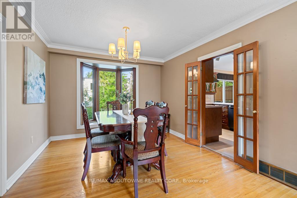 1605 Venetia Drive, Oakville, Ontario  L6L 1K8 - Photo 7 - W12397796