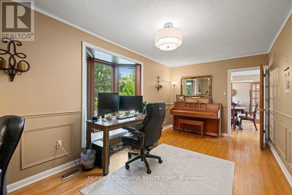 1605 Venetia Drive, Oakville, Ontario  L6L 1K8 - Photo 8 - W12397796
