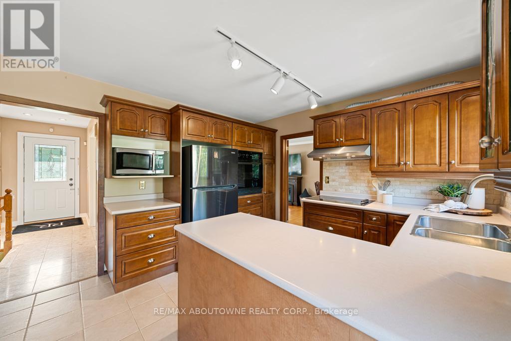 1605 Venetia Drive, Oakville, Ontario  L6L 1K8 - Photo 9 - W12397796