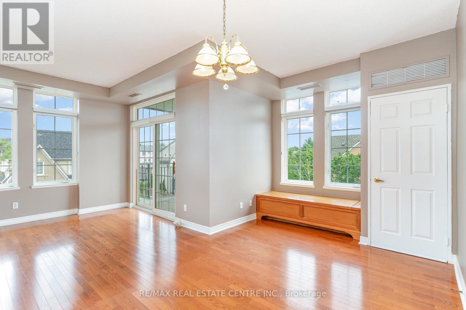 410 - 2301 Parkhaven Boulevard, Oakville, Ontario  L6H 6V6 - Photo 4 - W12397832