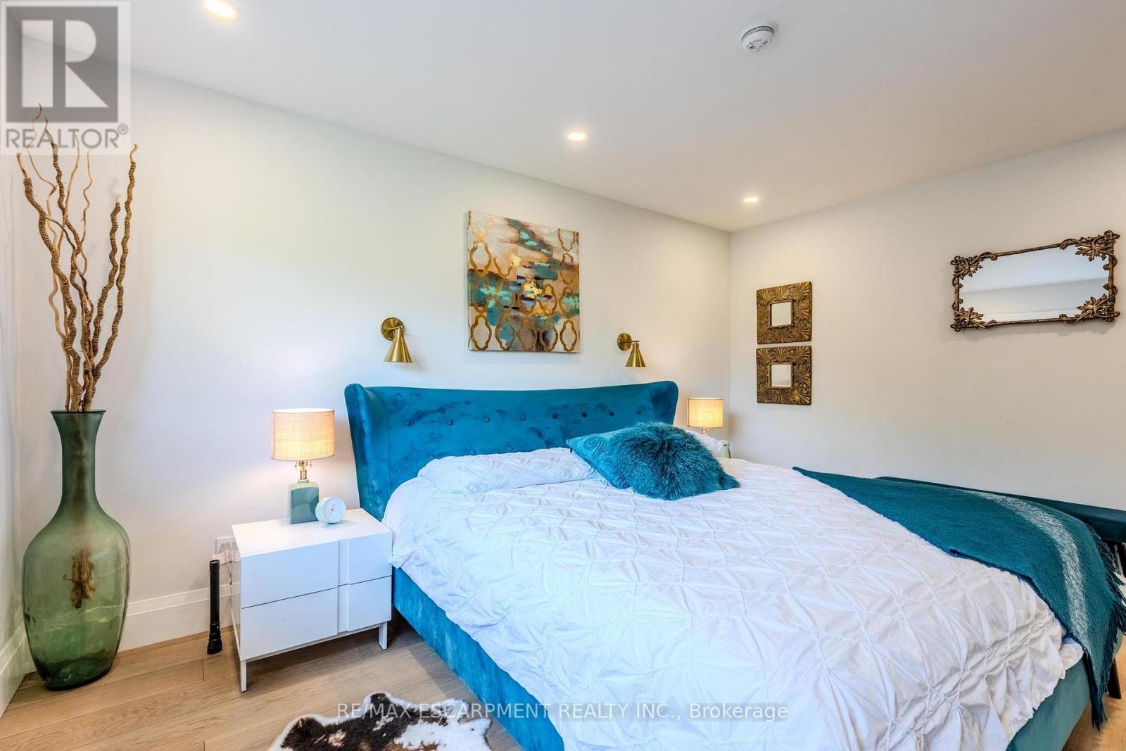 23 West Hampton Road, St. Catharines, Ontario  L2T 3E6 - Photo 23 - X12397782
