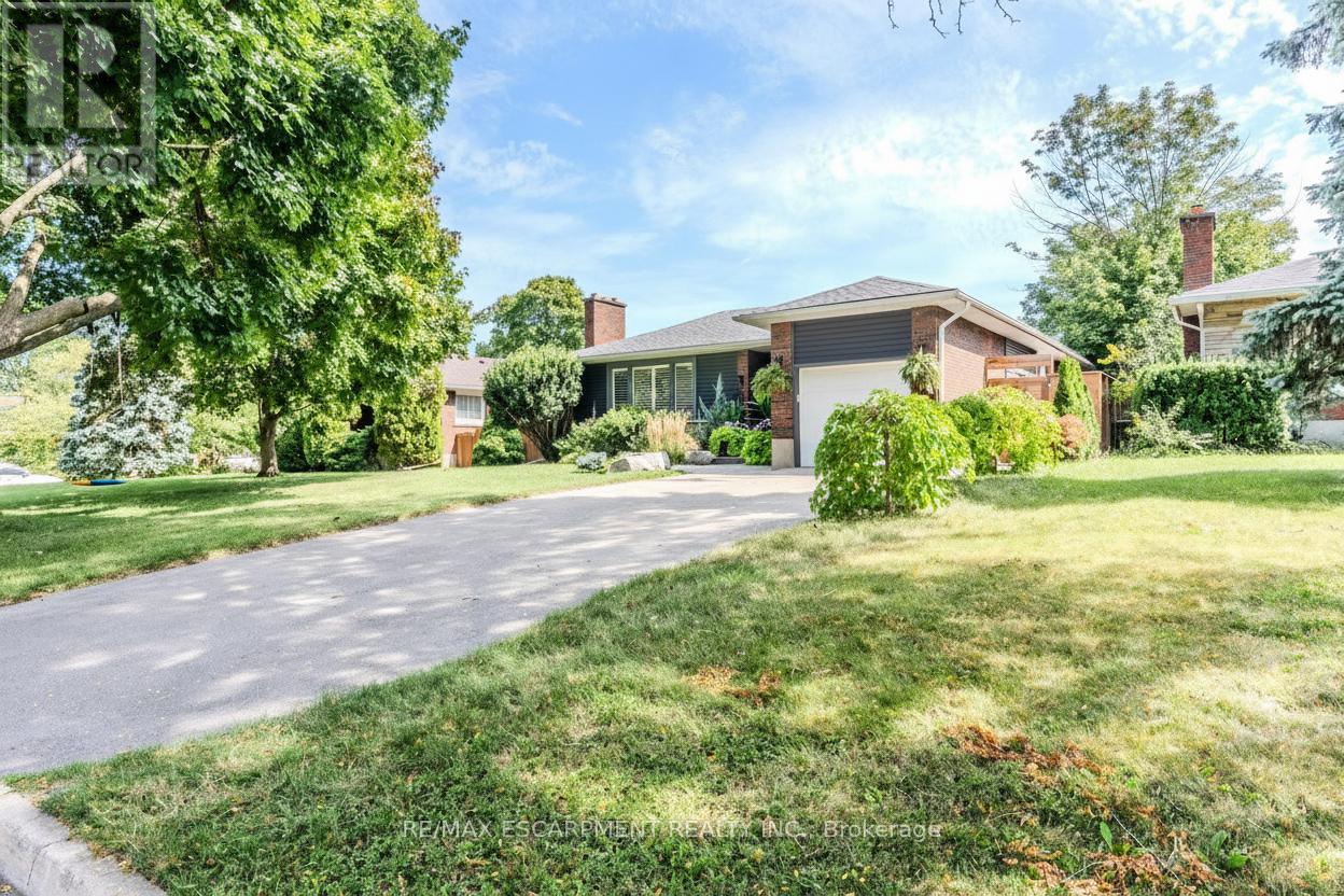 23 West Hampton Road, St. Catharines, Ontario  L2T 3E6 - Photo 3 - X12397782