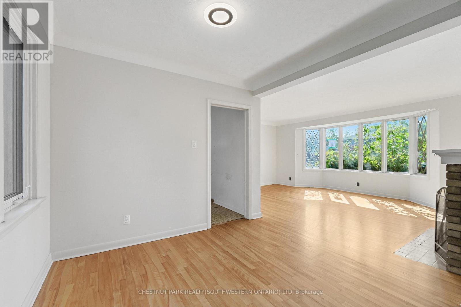 809 Smyth Road N, Ottawa, Ontario  K1G 1P2 - Photo 11 - X12397854