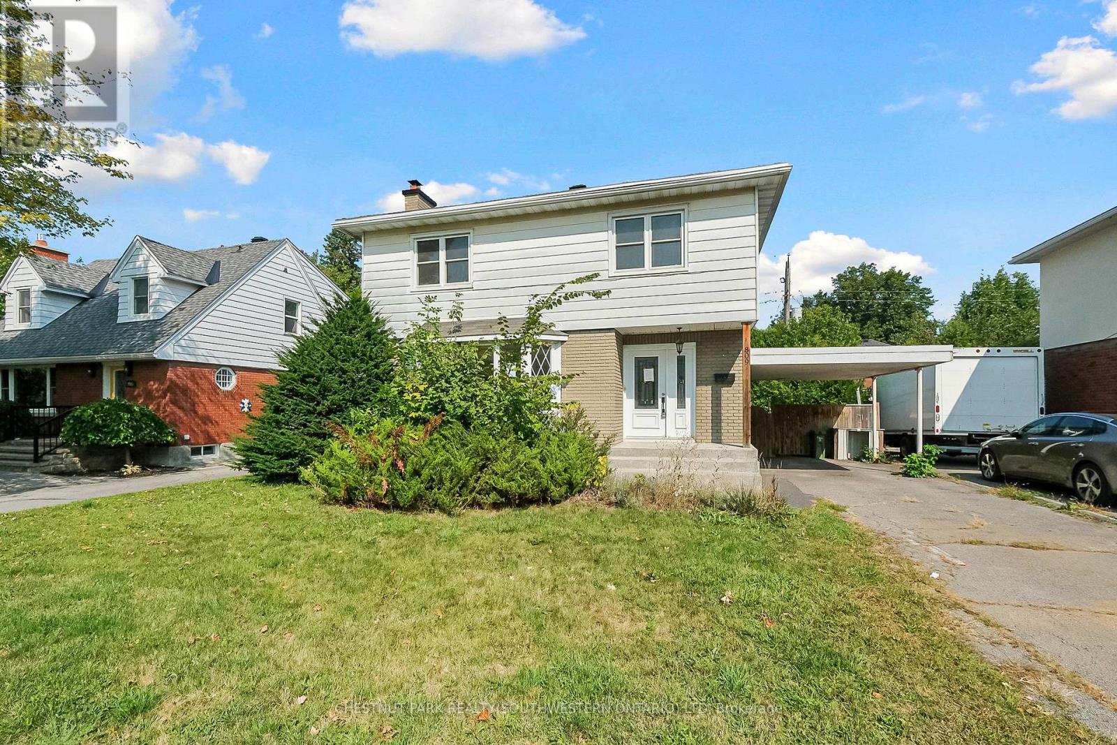 809 Smyth Road N, Ottawa, Ontario  K1G 1P2 - Photo 2 - X12397854